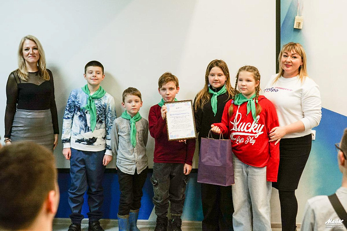 Делать добро вместе. В Сосновом Бору самых активных волонтеров наградили в честь Дня добровольца