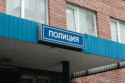 В Сосновом Бору мужчина повредил скульптуру в сквере на проспекте Героев. Полиция его задержала