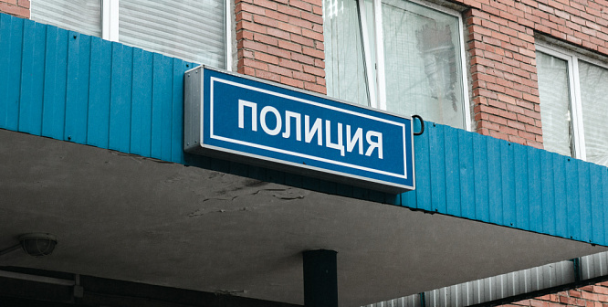 В Сосновом Бору мужчина повредил скульптуру в сквере на проспекте Героев. Полиция его задержала