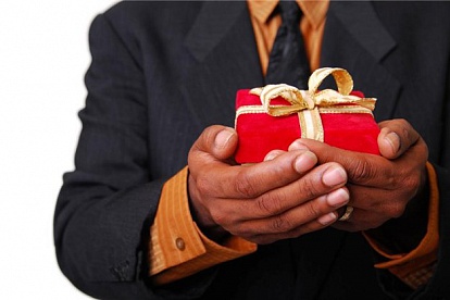 Чиновники  должны  сообщать  о дорогих  подарках
