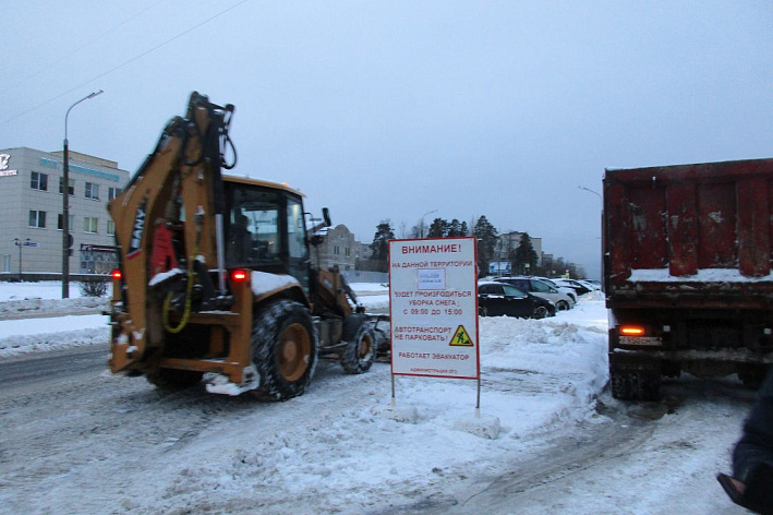 Пока снег не превратился в лед. Автомобилистов просят перемещать машины на время уборки снега