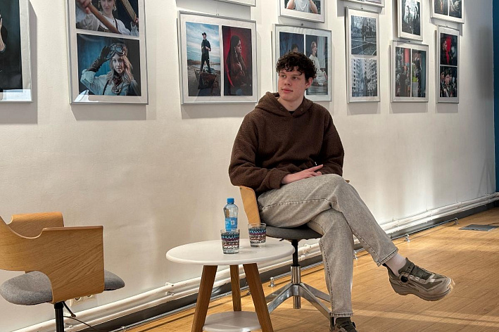 Профессия и увлечение. В Тихвине прошла фотовыставка студента из Соснового Бора Максима Маюкова