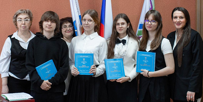 В сосновоборской школе №7 вручили книги участникам проекта «Территория успеха: Пегас»