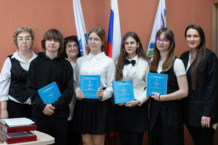 В сосновоборской школе №7 вручили книги участникам проекта «Территория успеха: Пегас»