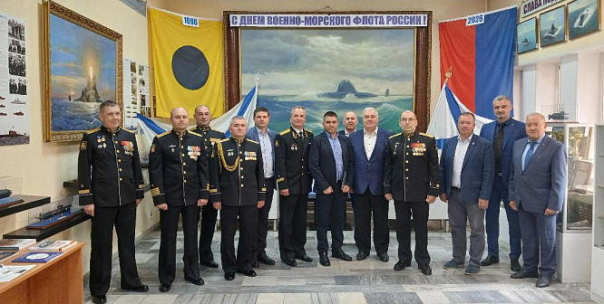 Представители общественности Соснового Бора поздравили моряков с Днем ВМФ 
