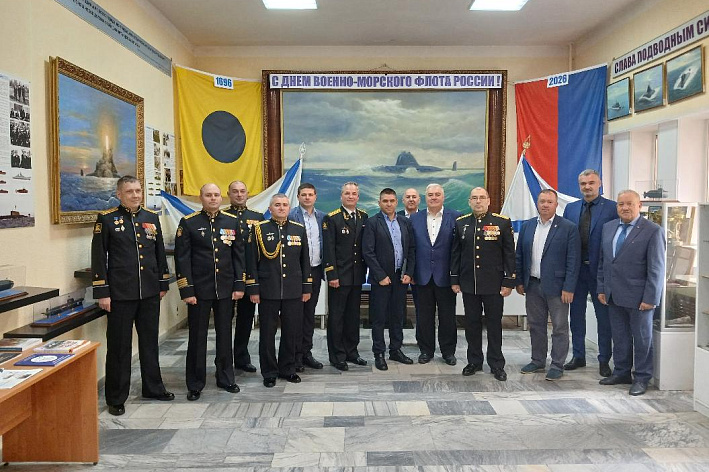 Представители общественности Соснового Бора поздравили моряков с Днем ВМФ 