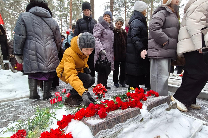 Священная память. Сосновоборцы возложили цветы в день полного освобождения Ленинграда от блокады
