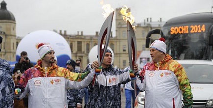 Губернатор Ленинградской ­области Александр Дрозденко дал старт ­эстафете олимпийского огня по городу Гатчина 