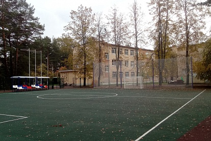 В сосновоборской школе №1 построили новую спортплощадку. Она доступна с 9 до 22 часов