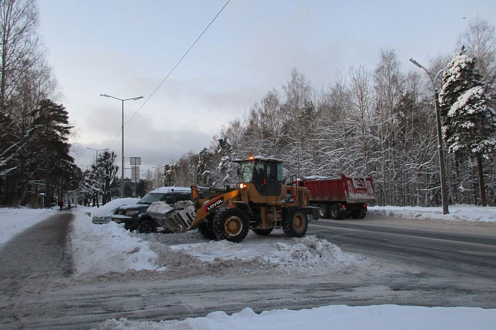 Уборка снега и новогоднего убранства в Сосновом Бору. Коммунальные заботы недели