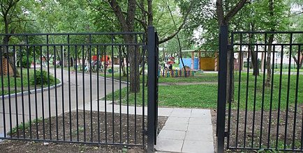 Новая ограда,  скамейки и газоны 