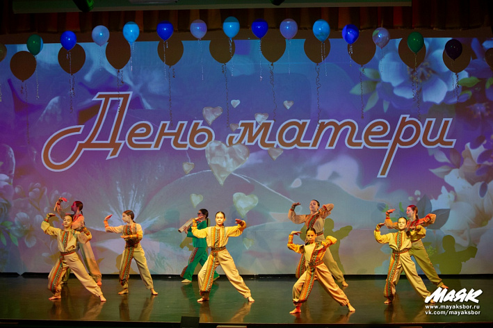 Глава Соснового Бора Михаил Воронков поздравил горожан с Днем матери