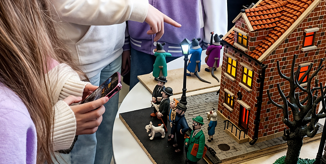 Пластилиновый мир, в который хочется заглянуть. В Сосновом Бору открылась необычная выставка Сергея Рябцева