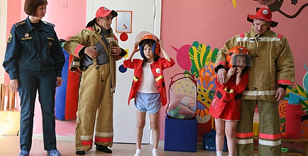 Детский подарок пожарным