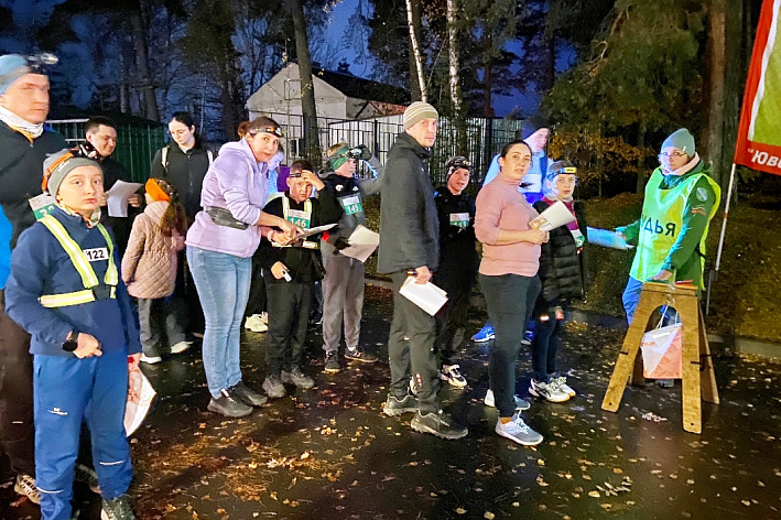 Сориентироваться в темном лесу. В Сосновом Бору прошли соревнования по ночному рогейну