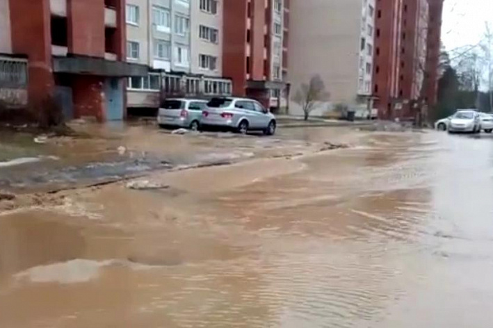 Видео: в Сосновом Бору затопило проспект Героев