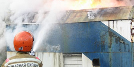 Пожарные спасали бывший магазин