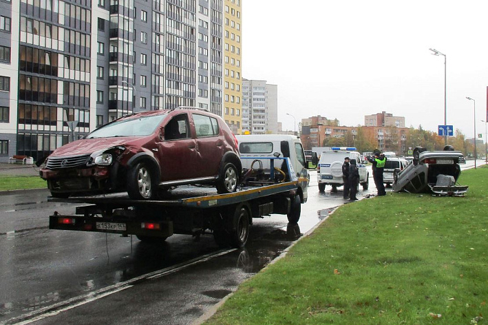 В Сосновом Бору в одно ДТП попали 4 легковых автомобиля