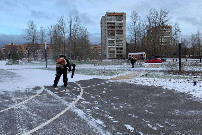 В Сосновом Бору убирали снег и впервые в сезоне использовали реагенты