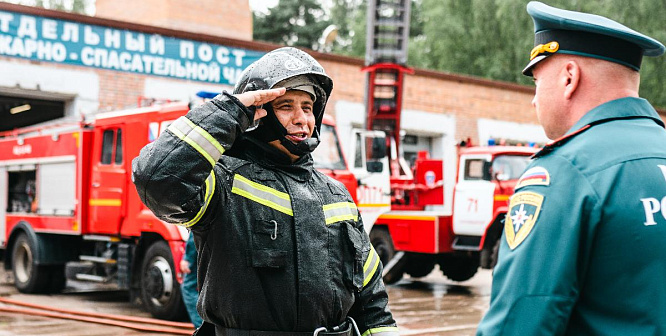 22 года на службе. В Сосновом Бору проводили на пенсию замначальника 37 пожарно-спасательного отряда Владислава Асеева