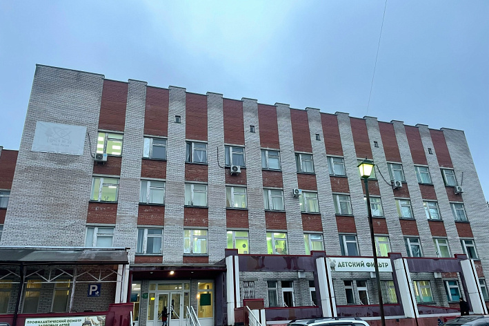 В детской поликлинике в Сосновом Бору отремонтируют лифт и оконные рамы