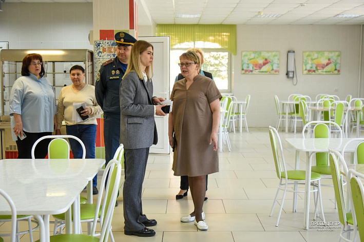 В Сосновом Бору оценили подготовку школ к детской оздоровительной кампании 