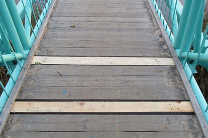 Мост на городской пляж обновили