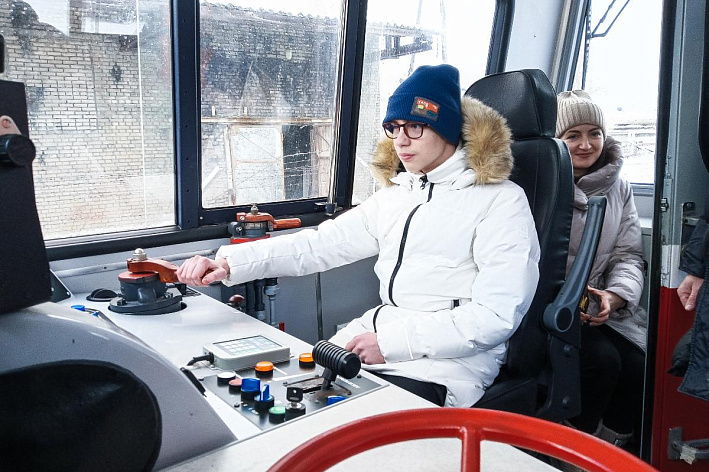 Путь к мечте через «Елку желаний»: «ТИТАН-2» подарил юному сосновоборцу поездку в кабине машиниста поезда