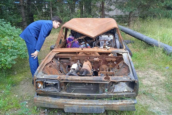 Убрать или привести в порядок. Как в Сосновом Бору избавляются от брошенного транспорта