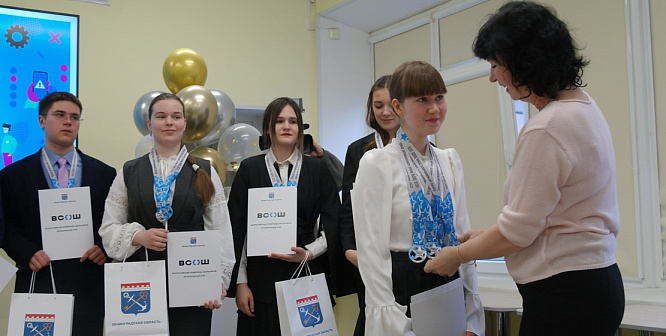 В Сосновом Бору наградили призеров региональных олимпиад и их учителей
