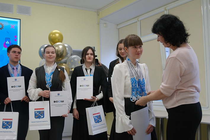 В Сосновом Бору наградили призеров региональных олимпиад и их учителей