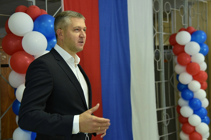 Глава Соснового Бора Михаил Воронков поздравил горожан с Днем Конституции Российской Федерации