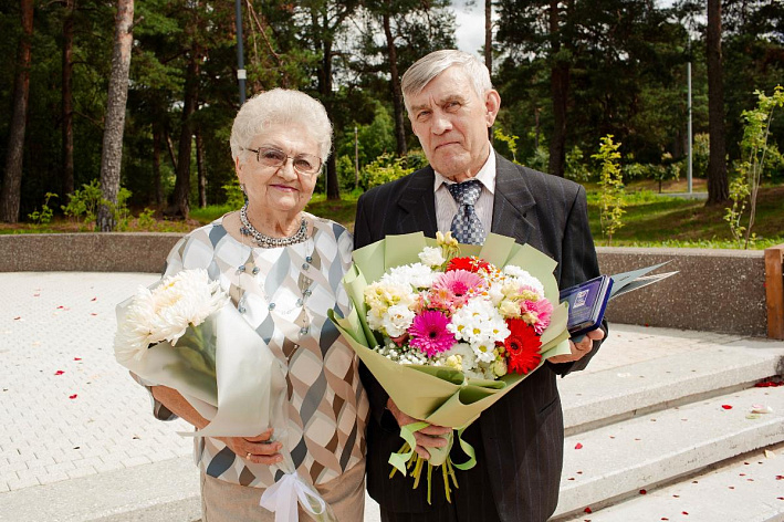 «За любовь и верность». Какие выплаты положены супругам-юбилярам, и кого награждают этой медалью 