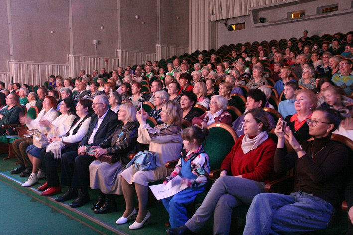 «Важно иметь людей, которые помогут в трудную минуту». В Сосновом Бору отметили Международный день инвалидов