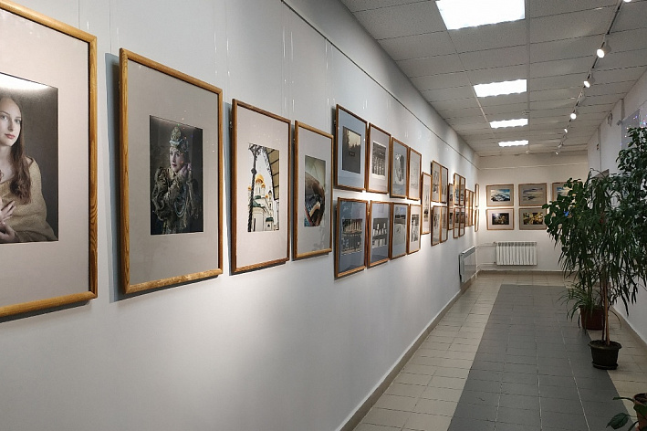 Размышления нефотографа о фотовыставке: в Сосновом Бору открылась выставка под названием «Sbor.ник»