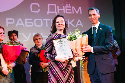 Те, кто зажигают свет в сердцах. Работники культуры Соснового Бора отметили профессиональный праздник
