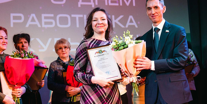 Те, кто зажигают свет в сердцах. Работники культуры Соснового Бора отметили профессиональный праздник