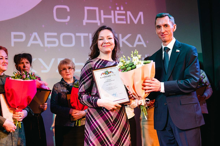 Те, кто зажигают свет в сердцах. Работники культуры Соснового Бора отметили профессиональный праздник