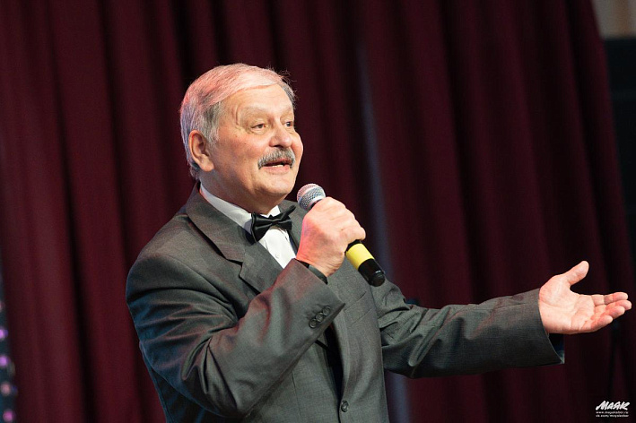 Вторая молодость — на сцене. Сосновоборцы «серебряного» поколения читали стихи, танцевали и играли рок