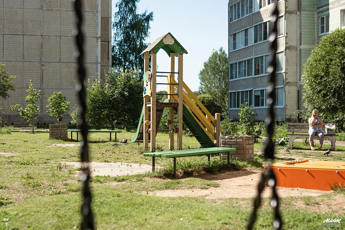 Играть без травматизма. В Сосновом Бору отремонтировали еще 7 детских площадок