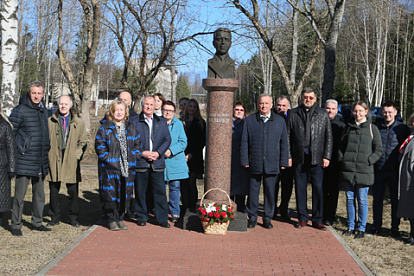 Сотрудники НИИ ОЭП почтили память основателя отечественной оптической школы Сергея Вавилова в день его рождения