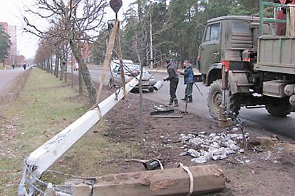 В ДТП на аллее Ветеранов пострадал столб