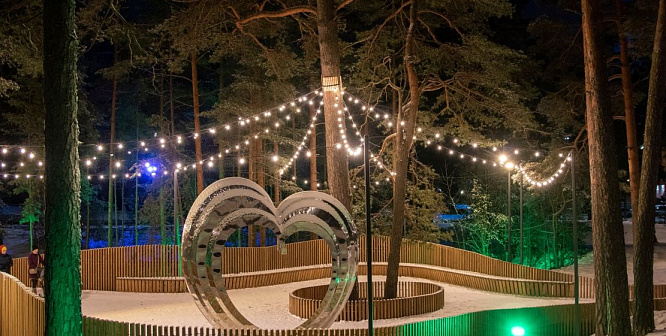 «Сердце», дорожки,  качели и подсветка - парк в Сосновом Бору стал волшебным