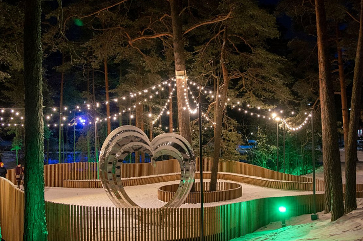«Сердце», дорожки,  качели и подсветка - парк в Сосновом Бору стал волшебным