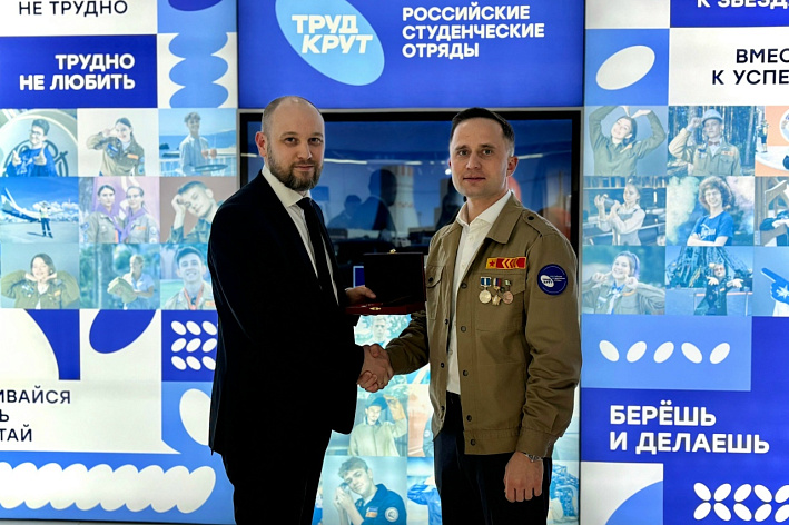 В день студотрядов руководителя филиала СУС Дмитрия Волгина наградили почетным знаком Минстроя 