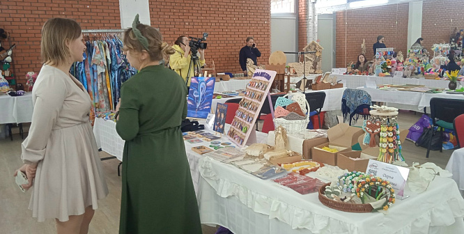 Подарки ручной работы и творческие мастер-классы в честь 8 марта. В Сосновом Бору распахнул свои двери фестиваль искусств и ремёсел «МартФест»