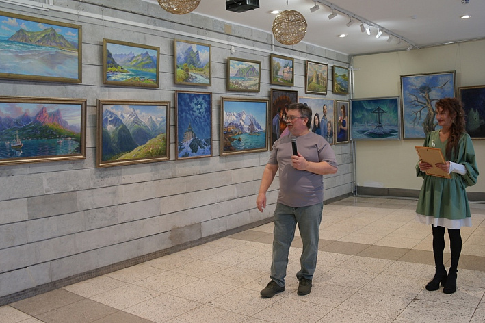 С оттенком волшебства. В ДК «Строитель» открылась юбилейная выставка художника Василия Гасича