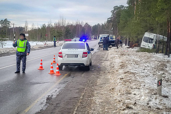 Автобус, следовавший в Сосновый Бор, перевернулся на Приморском шоссе