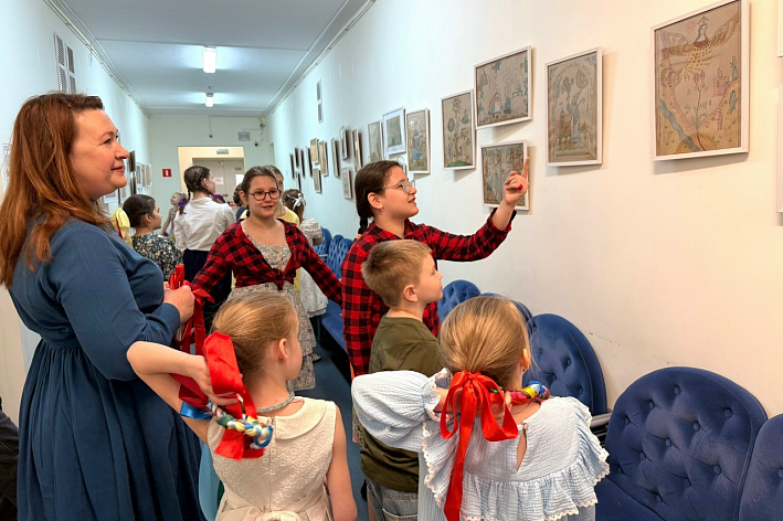 В ДК «Строитель» открылась выставка «Лубочная сказка»