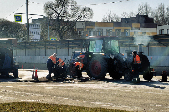 Весна идет, весне — дороги. Дорожники Спецавтотранса переведены на 12-часовой	 график работы